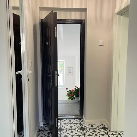 Nearby The Sea- Elegant Retreat In Апартамент Варна
